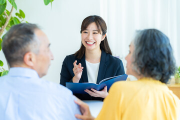 シニア夫婦と話すコンサルタント