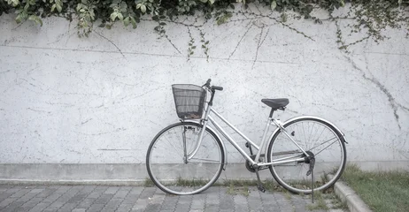 Wanddecoratie Fiets old bicycle leaning against wall  © KL