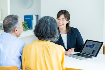 Obraz premium コンサルタントに相談するシニア夫婦