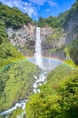Fototapeta premium 夏の青空の下、虹がかかる壮大な華厳の滝