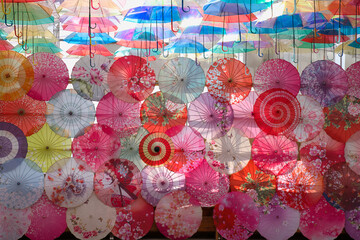 頭上に広がる、カラフルな傘が織りなす幻想的なアンブレラスカイ