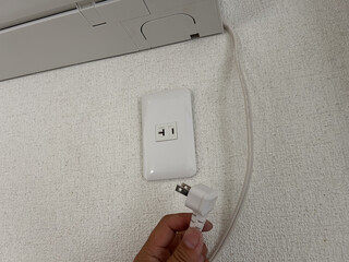 エアコンのそばにあるコンセント　電源　専用回路　電気工事　イメージ
