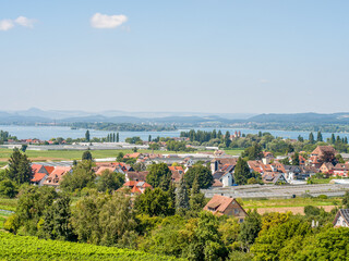 Sommerliche Aussicht von der Hochwart auf der Insel Reichenau mit freiem Blick Richtung Hegau,...
