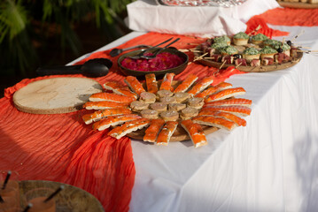 Buffet apéritif coloré avec assortiment de canapés et amuse-bouches