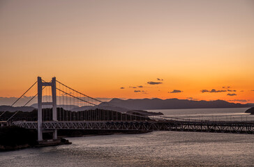 Obraz premium 日本の岡山にある夕方に映える瀬戸大橋
