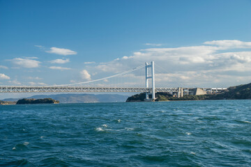 日本の岡山にある瀬戸大橋と青空