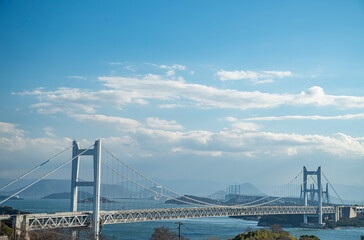 日本の岡山にある瀬戸大橋と青空