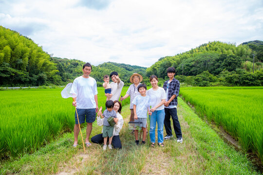 夏休み帰省した故郷でみんなで遊ぶ　家族仲間の集合写真
