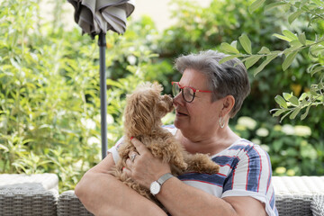 Frau mit Maltipoo auf dem Aem