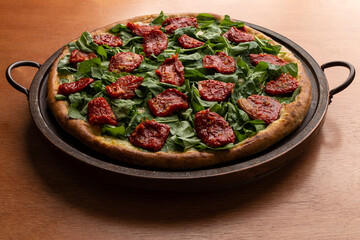 Pizza de rúcula com tomate seco