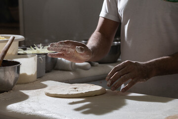 Chef pizzaiolo prepara uma pizza abrindo a massa