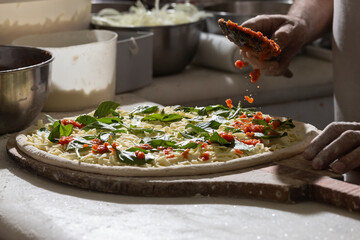 Chef pizzaiolo prepara uma pizza
