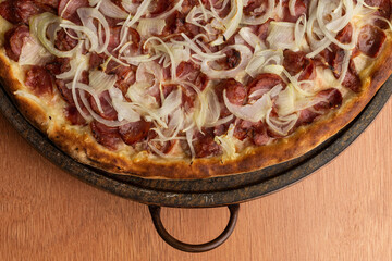 pizza de calabresa com cebola