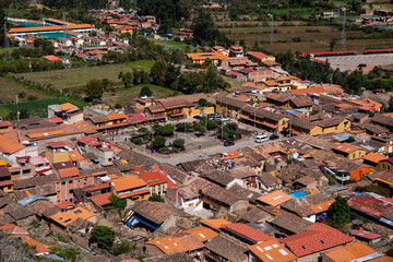 Ein Panorama der Altstadt von Ollantaytambo mit dem zentralen Platz und den roten D&auml;chern