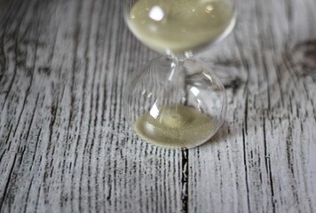 Hourglass in wooden table close up photo time	

