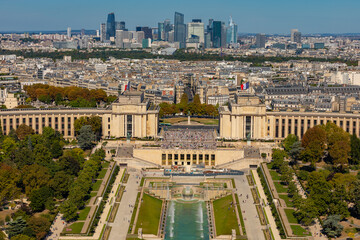 Fontaine du Trocad&eacute;ro en contrebas du palais de Chaillot avec le quartier de La D&eacute;fense en arri&egrave;re plan