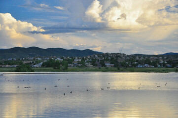 Naklejka premium Willow Lake Prescott Arizona clouds ducks urban development