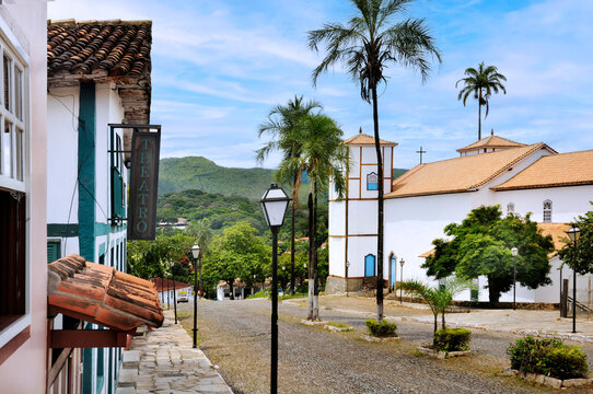RUA DE CASAS COLONIAIS EM PIREN&Oacute;POLIS &ndash; GO