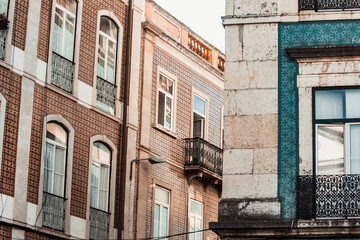 Architecture de Lisbonne avec des façades en carrelage