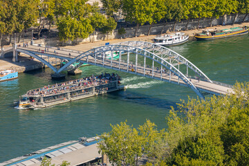 Fototapeta premium Passerelle Debilly au dessus du fleuve la Seine à Paris