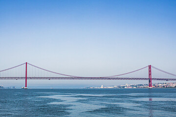 Pont rouge sur l'eau 2