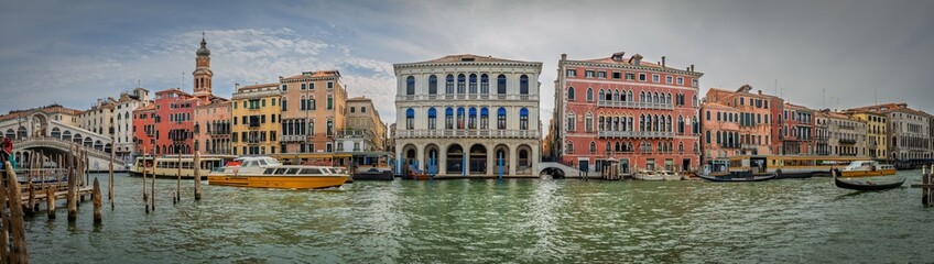 Panoramic view of Rialto Bridge and colorful Venetian facades