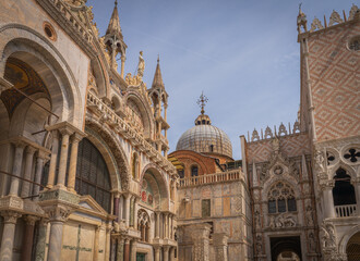 Fototapeta premium Ornate facade and dome of St Mark’s Basilica in Venice