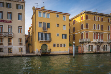 Fototapeta premium Venetian waterfront houses along the Grand Canal