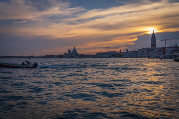 Obraz premium Venice lagoon sunset with iconic churches and waterfront views