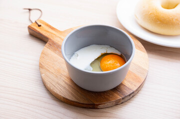 塩振った生卵に牛乳を加える