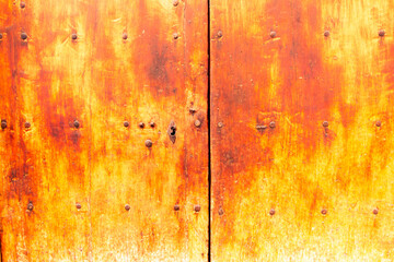 Antigua puerta de madera descolorida