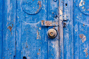 Detalle de puerta pintada de azul descolorida