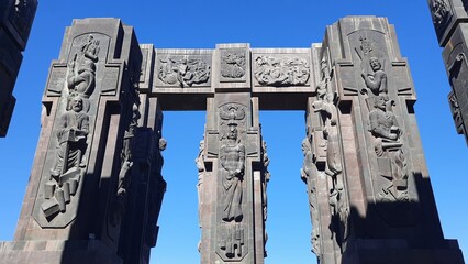 Monumento Crónicas de Georgia en la ciudad de Tbilisi