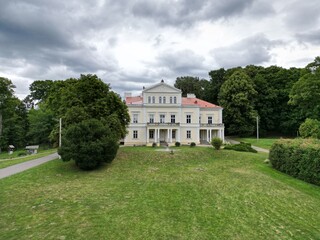 Złoty Potok - Polska - kompleks pałacowo-parkowy nagrany dronem