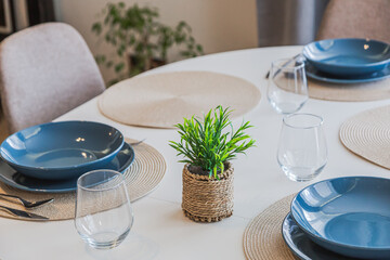 Zastawiony stół w jadalni © Studio Migafka