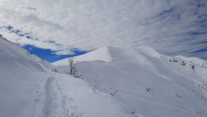 Montaña y sendero cubierto de nieve  en invierno durante el trekking de Mestia a Ushguli en Georgia