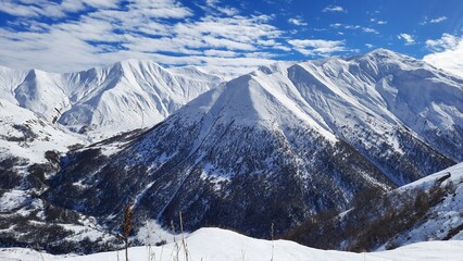 Vista panorámica de las montañas del caucaso con nieve - Trekking  Mestia a Ushguli en Georgia