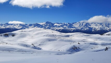 Vistas de las montañas nevadas del Caucaso en invierno en Georgia - Mestia
