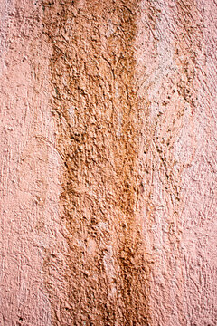Imagen vertical de una pared sucia con con mugre