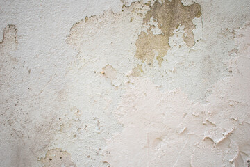 Imagen horizontal de una pared de cemento blanco con la pintura desgastada ideal para fondos con...