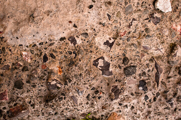 Imagen horizontal de una pared de cemento rojo con fisuras