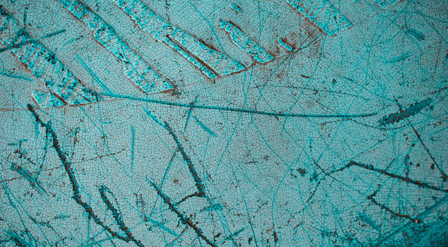 Imagen horizontal de una textura desgastada de plastico azul con rayones