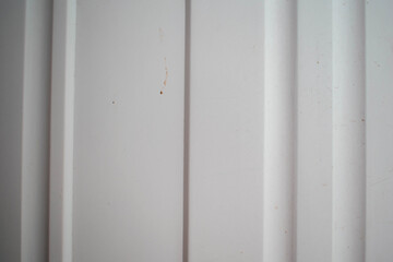 Imagen horizontal de una superfice blanca con lineas y zurcos