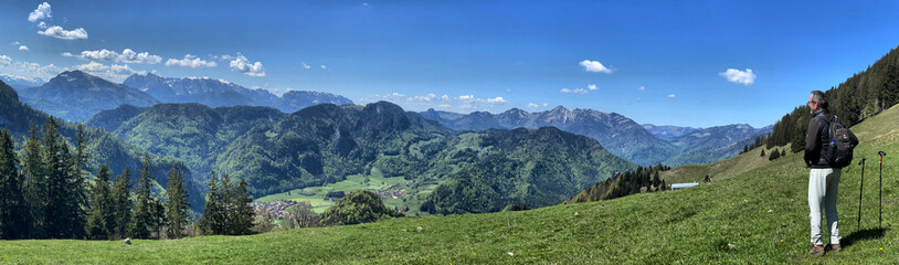 Wanderer am Rechenberg bei Oberwössen blickt auf das Berg Panorama, Chiemgau, Alpen, Bayern,...