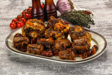 Baked oztail with tomato and carrot