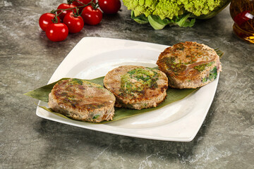 Roasted tuna medallion with broccoli
