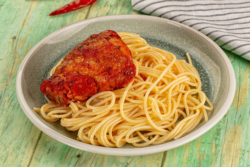 Pasta spaghetti with chicken thighs