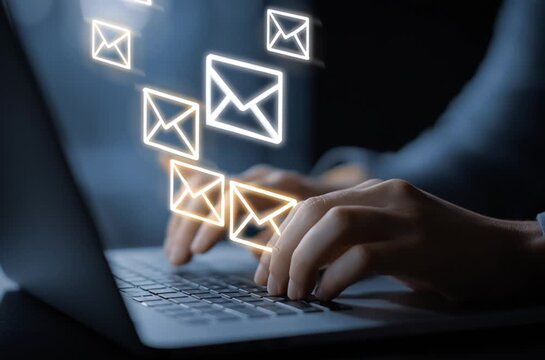 Manos tecleando en laptop port&aacute;til con iconos de correo electr&oacute;nico flotando, concepto de comunicaci&oacute;n digital y productividad