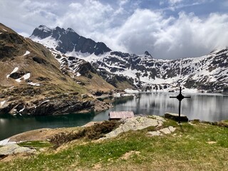 Lago alpino ghiacciato 