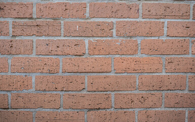 Pared de ladrillos rojos con cemento en primer plano